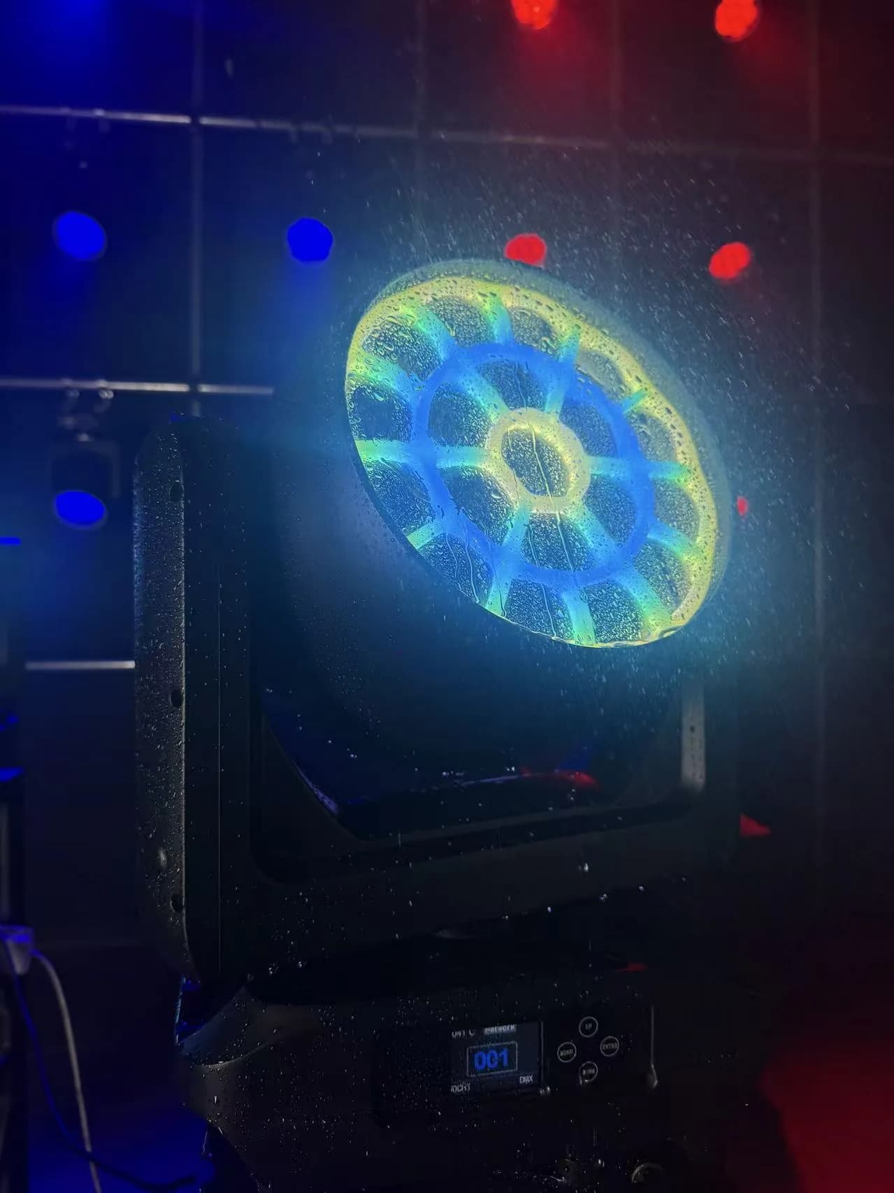 Droplets visible on an illuminated Aolait AL1950WX front window