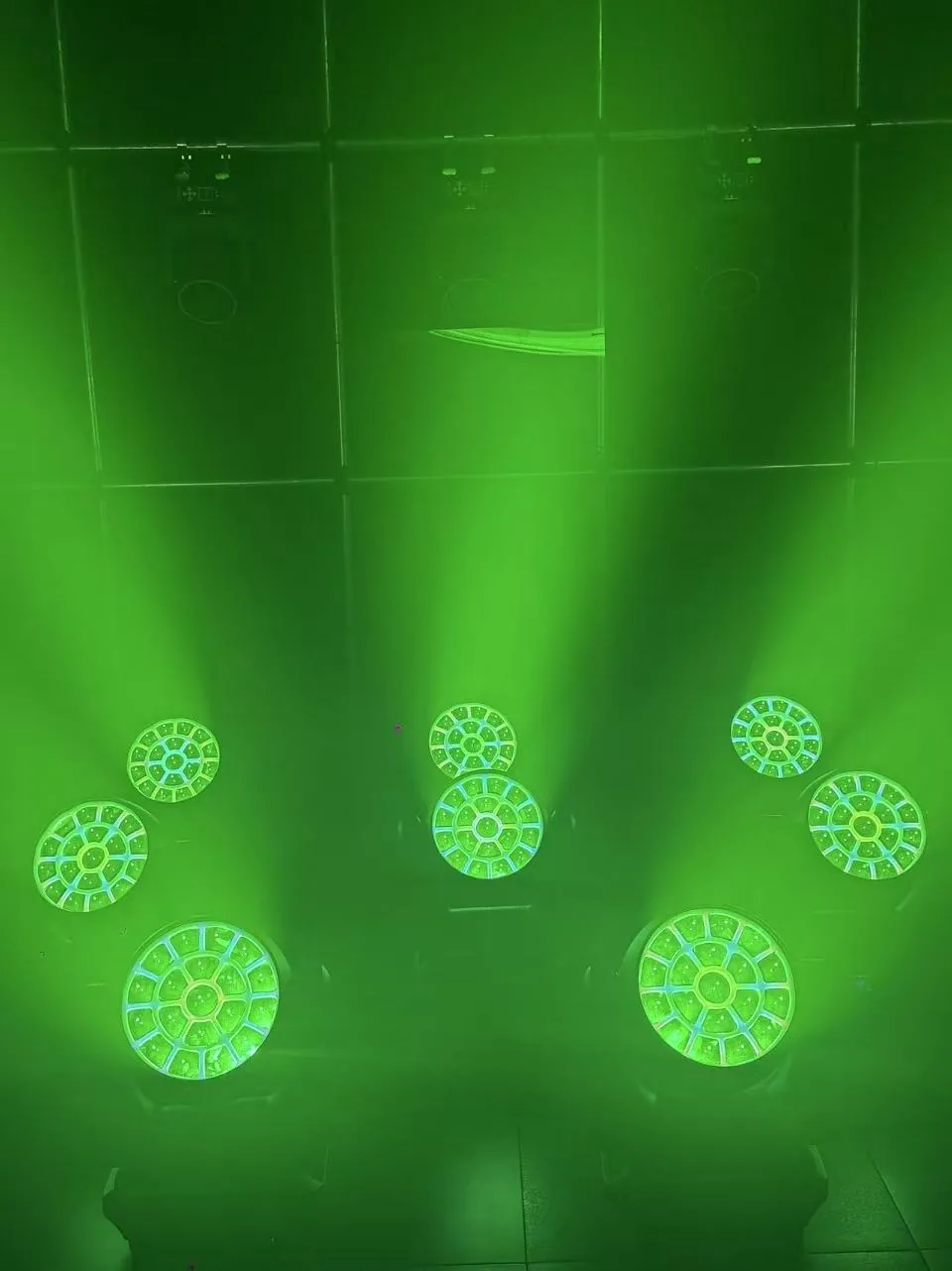 Mehrere Aolait LED-Wash-Moving Heads arbeiten in einer grünen Beispiellichtszene
